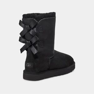 UGG Bailey Bow 2 in Black Size 7